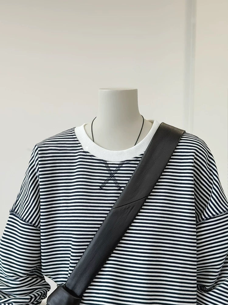 CHAO-level recommendation! Really has a youthful feel ~ Korean version of the black and white striped round neck loose casual sweatshirt for women