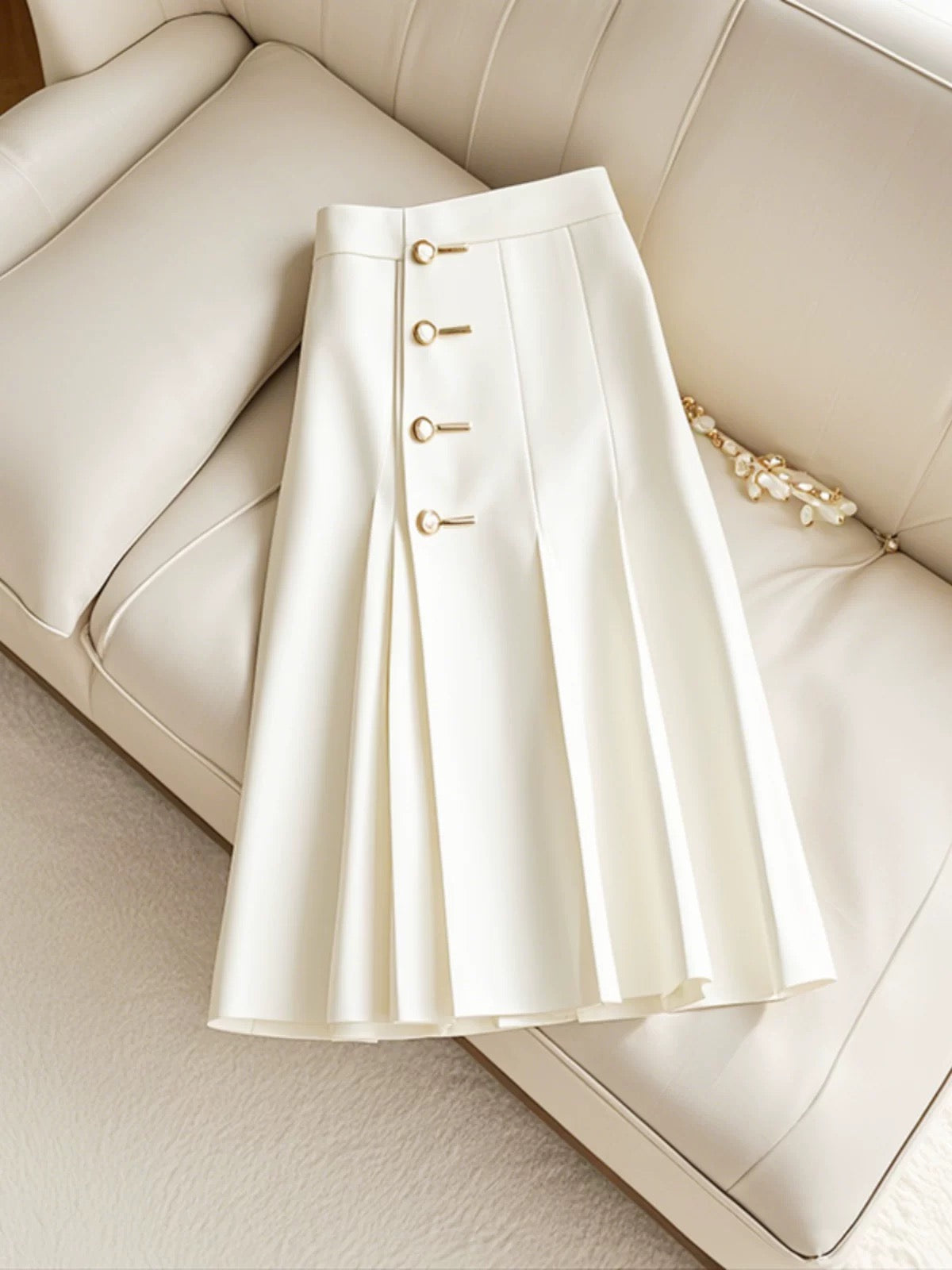 This year's most popular style is a drapey, high-end, super-good-looking, unique, niche white skirt for women in summer.