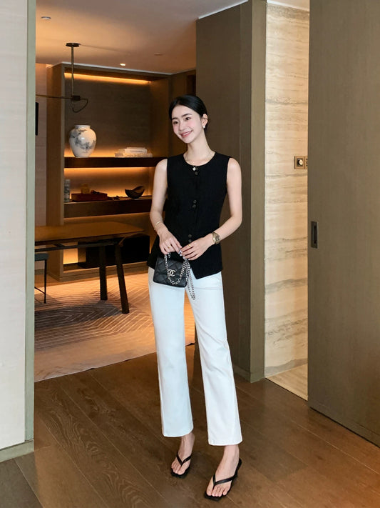 Maven Lin's stylish and sophisticated white high-waisted cropped jeans with a sculpted side seam.