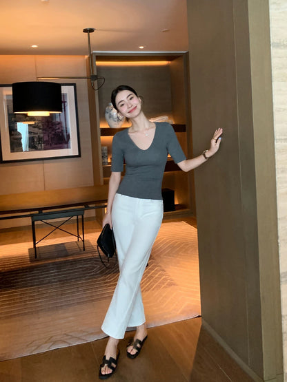 Maven Lin's stylish and sophisticated white high-waisted cropped jeans with a sculpted side seam.