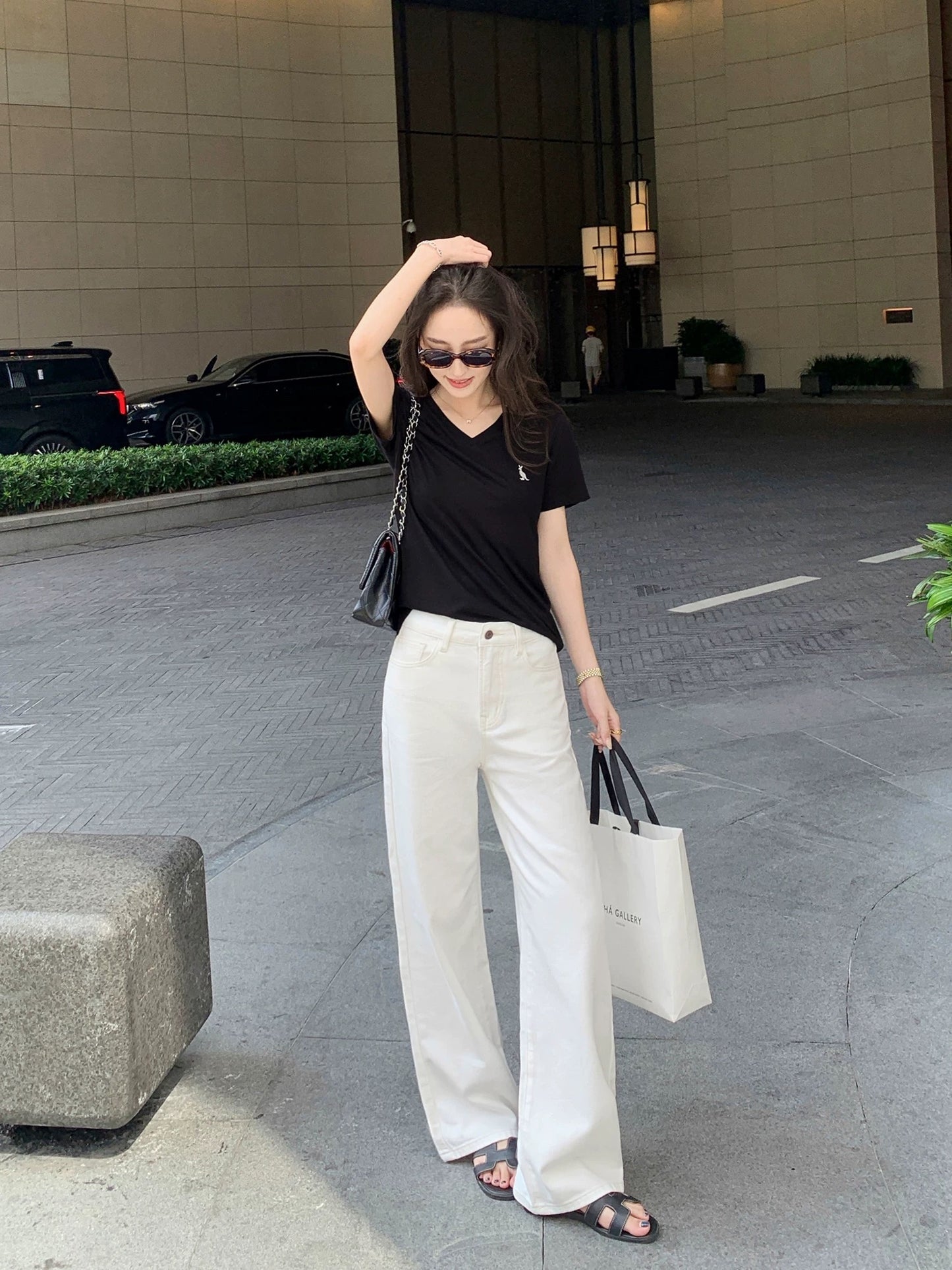 Maven Lin's versatile white high-waisted, retro-style loose-fitting straight-leg cotton wide-leg jeans for women.