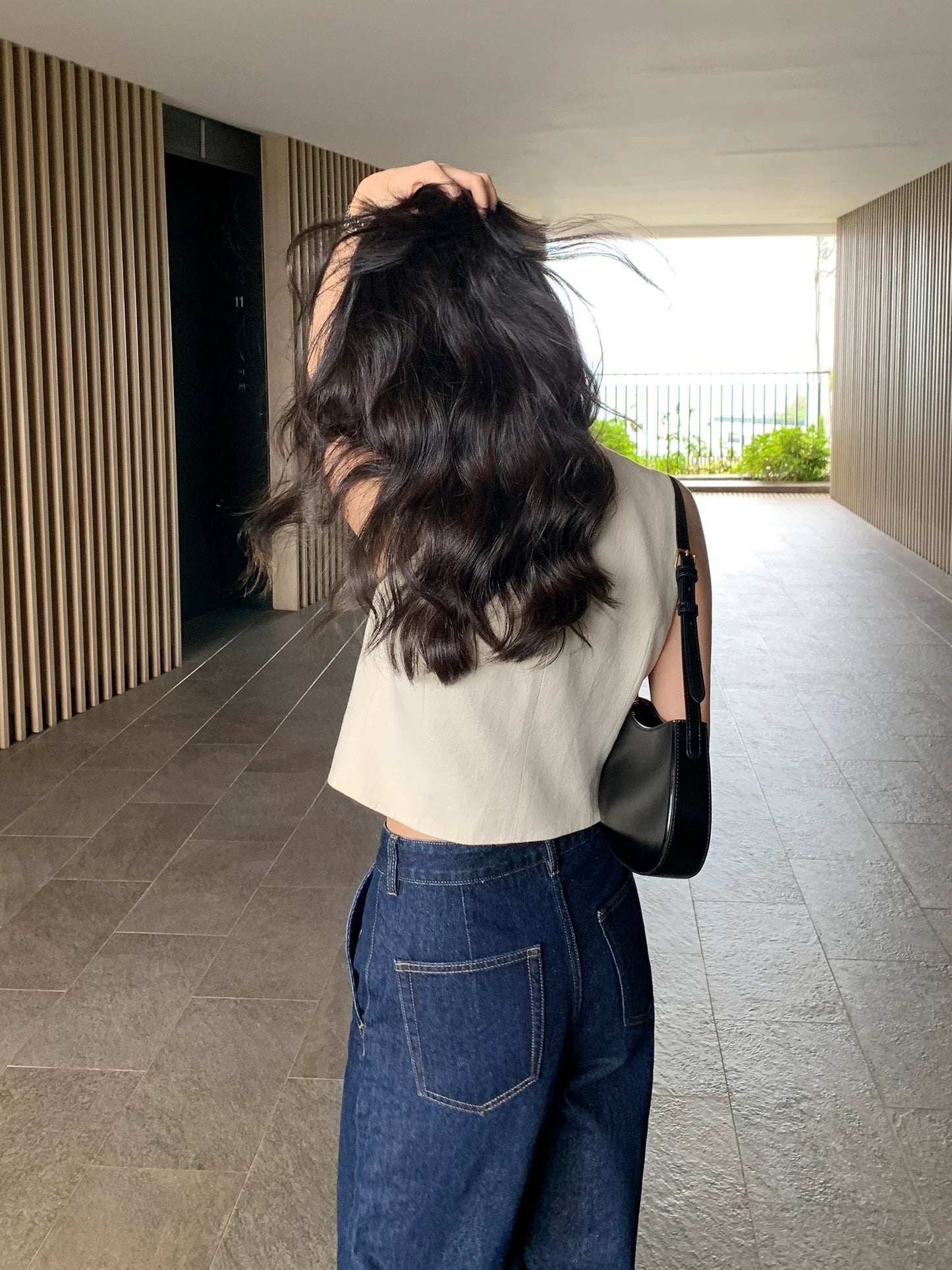 Maven Lin washed cotton dark blue denim jeans for women, wrinkle-resistant, with slanted pockets, loose fit, wide leg, straight leg.