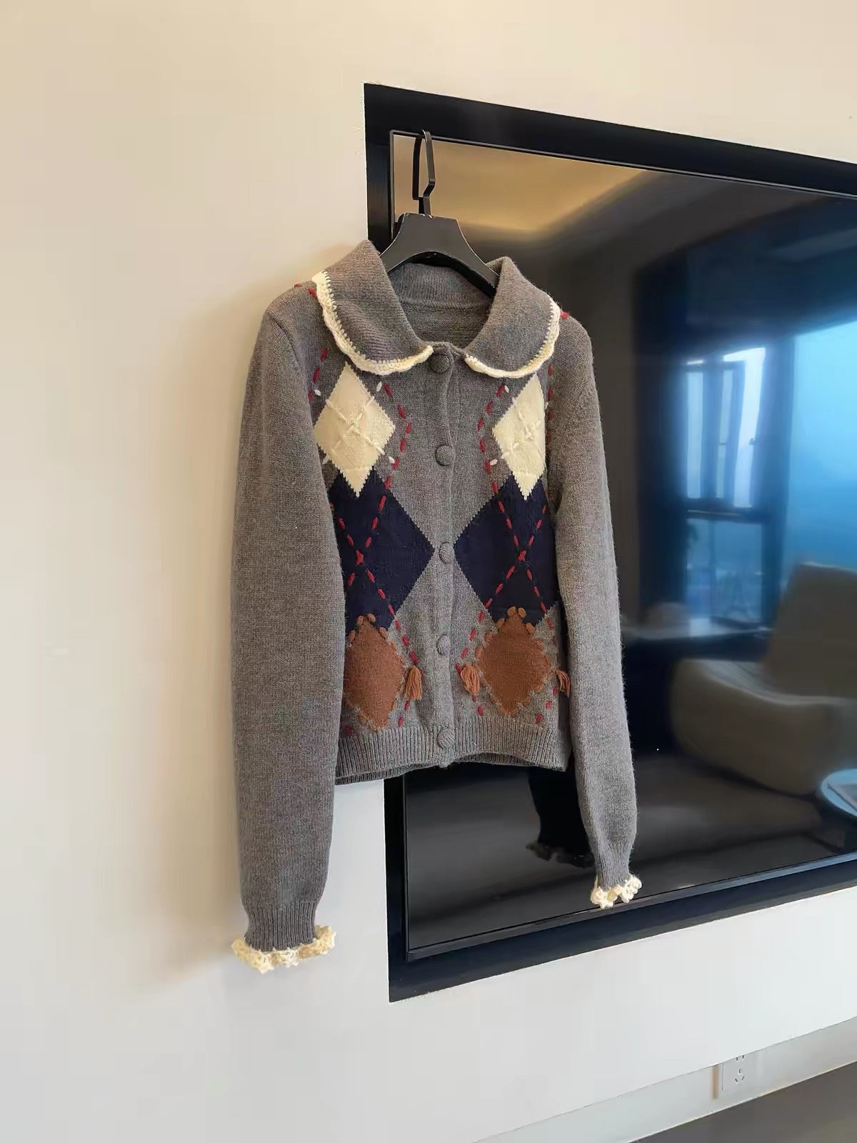 Miu-style outfits for July—early spring new arrival: long-sleeved knit cardigan featuring a contrasting-color Peter Pan collar and an argyle jacquard pattern.