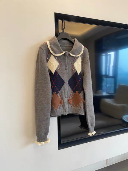 Miu-style outfits for July—early spring new arrival: long-sleeved knit cardigan featuring a contrasting-color Peter Pan collar and an argyle jacquard pattern.