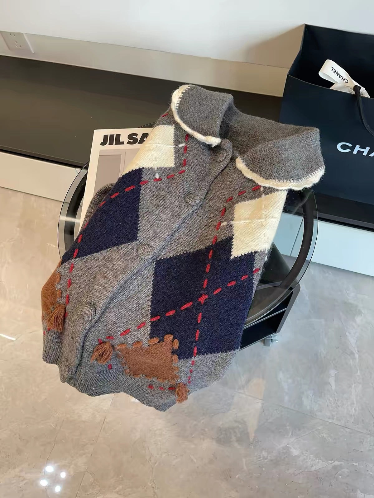 Miu-style outfits for July—early spring new arrival: long-sleeved knit cardigan featuring a contrasting-color Peter Pan collar and an argyle jacquard pattern.