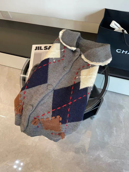 Miu-style outfits for July—early spring new arrival: long-sleeved knit cardigan featuring a contrasting-color Peter Pan collar and an argyle jacquard pattern.