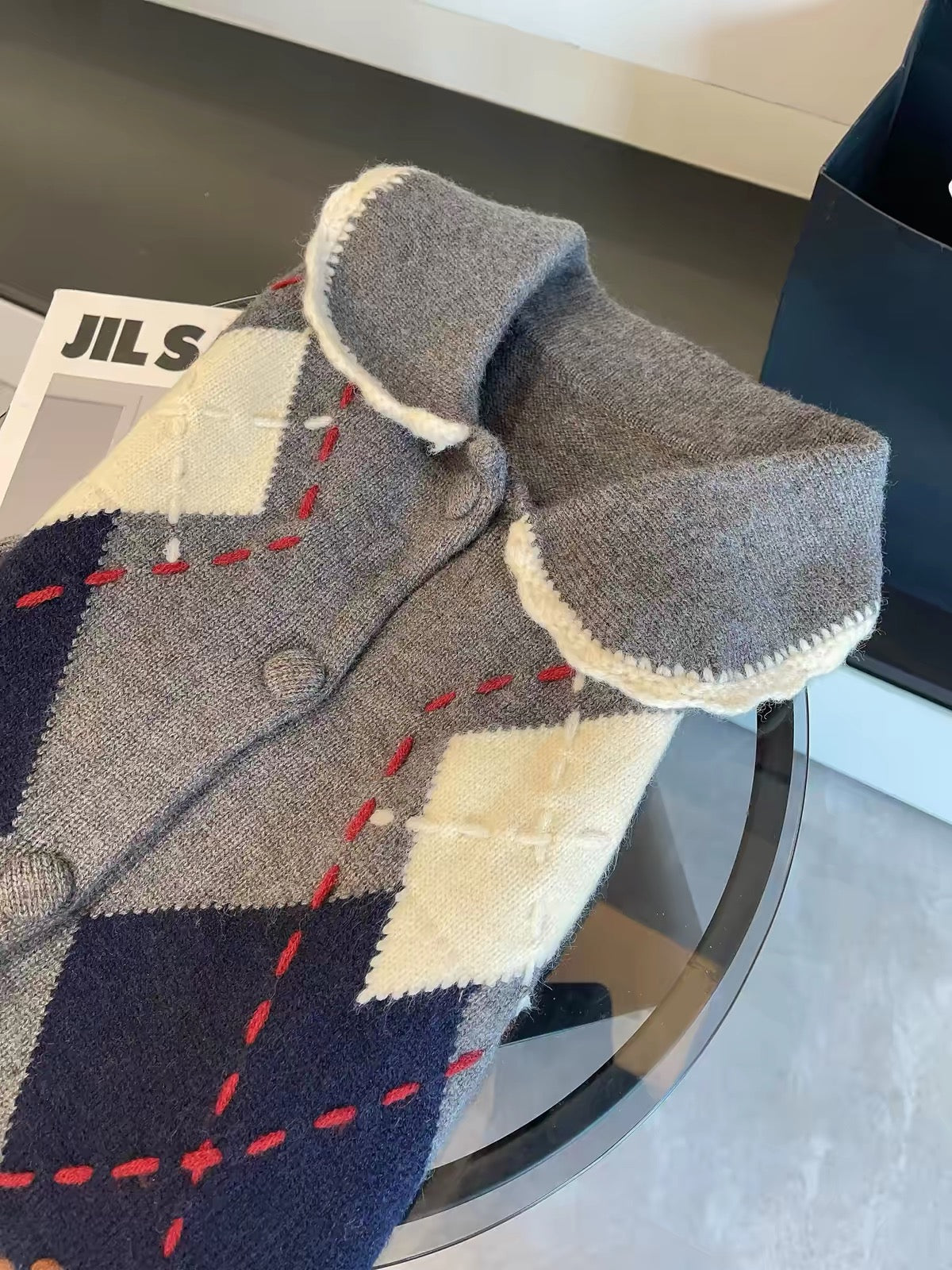 Miu-style outfits for July—early spring new arrival: long-sleeved knit cardigan featuring a contrasting-color Peter Pan collar and an argyle jacquard pattern.