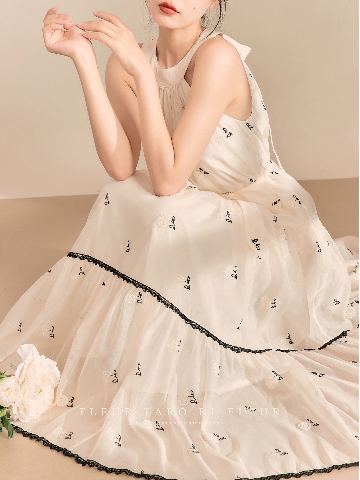 Qiao and Huazun丨Retro sleeveless halter dress embroidered high-end French temperament slim long skirt summer