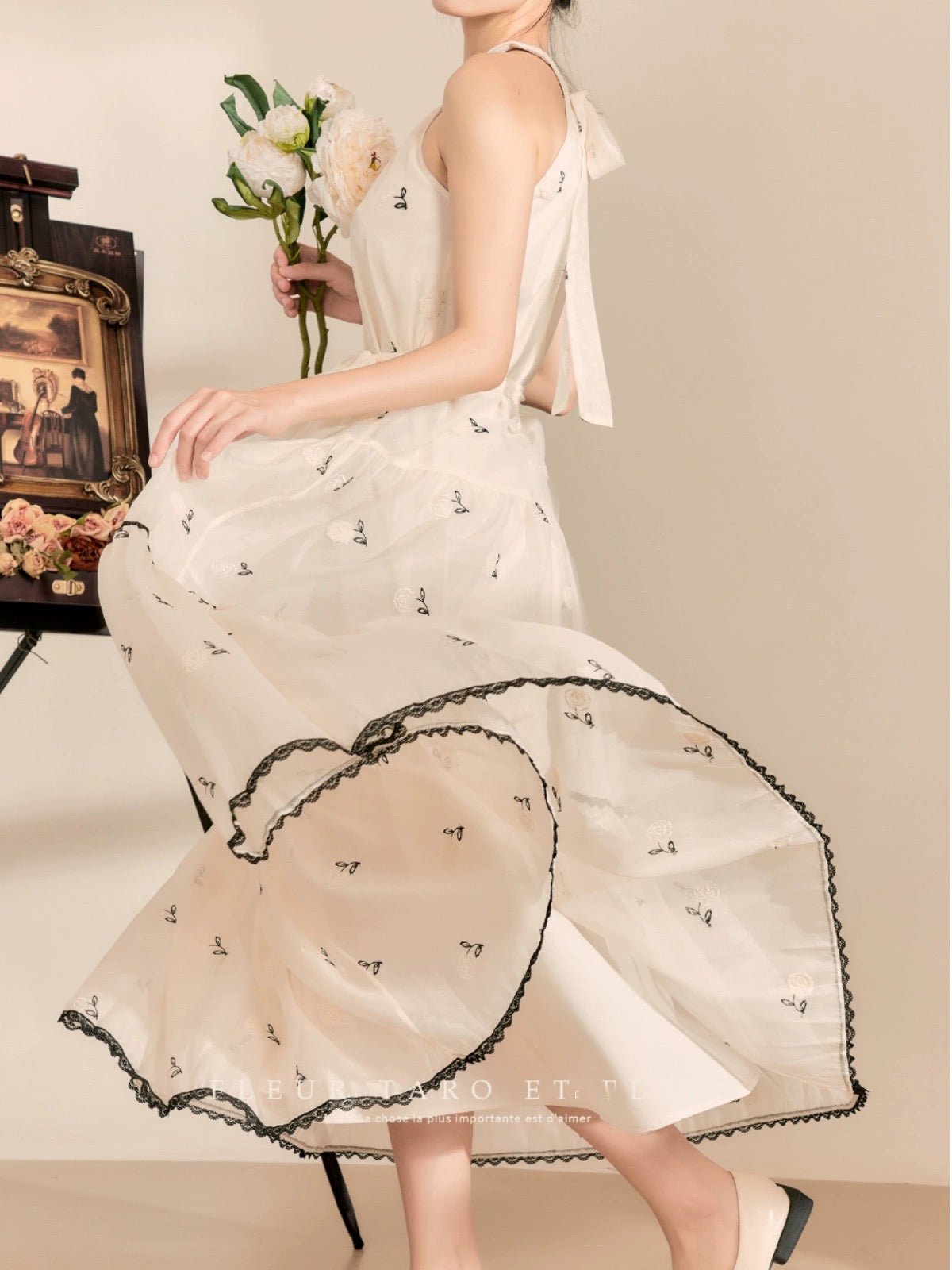 Qiao and Huazun丨Retro sleeveless halter dress embroidered high-end French temperament slim long skirt summer