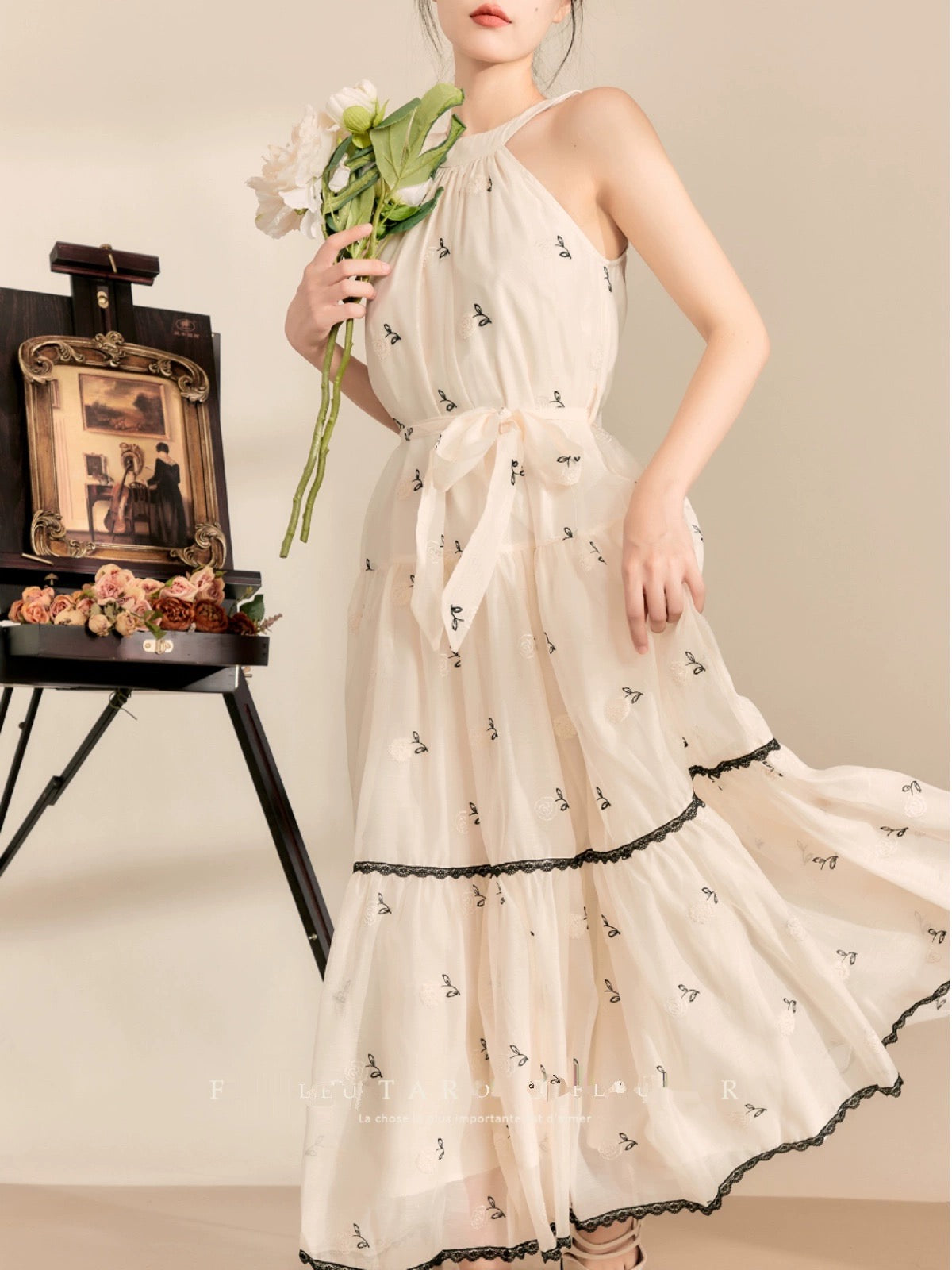 Qiao and Huazun丨Retro sleeveless halter dress embroidered high-end French temperament slim long skirt summer