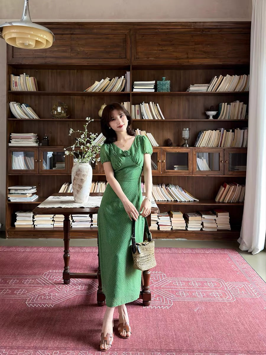 Lei Yingjun's French Green Grape Retro Floral Dress for Women, Summer V-neck Slimming Dress, Gentle Style Tea Break Long Dress