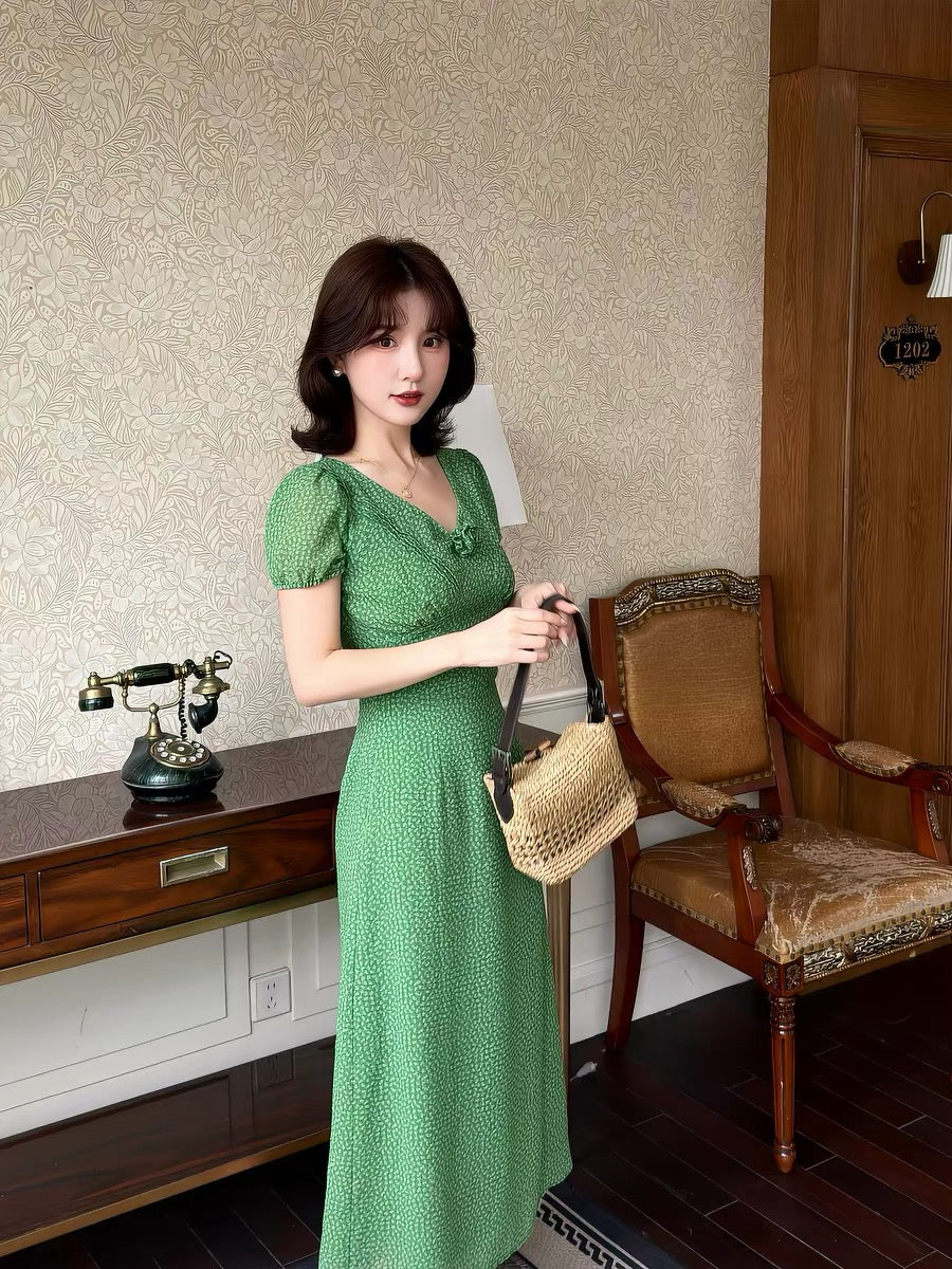 Lei Yingjun's French Green Grape Retro Floral Dress for Women, Summer V-neck Slimming Dress, Gentle Style Tea Break Long Dress