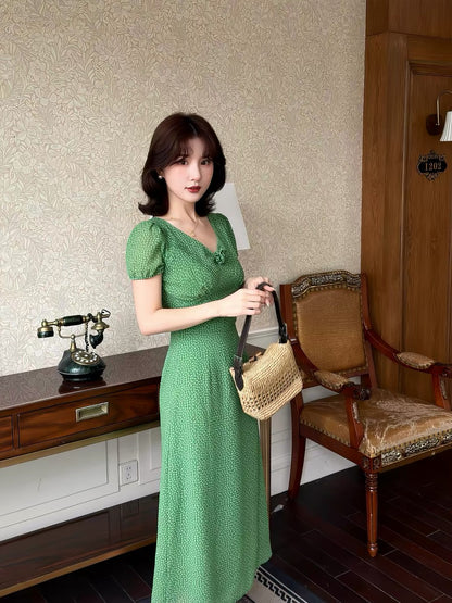 Lei Yingjun's French Green Grape Retro Floral Dress for Women, Summer V-neck Slimming Dress, Gentle Style Tea Break Long Dress
