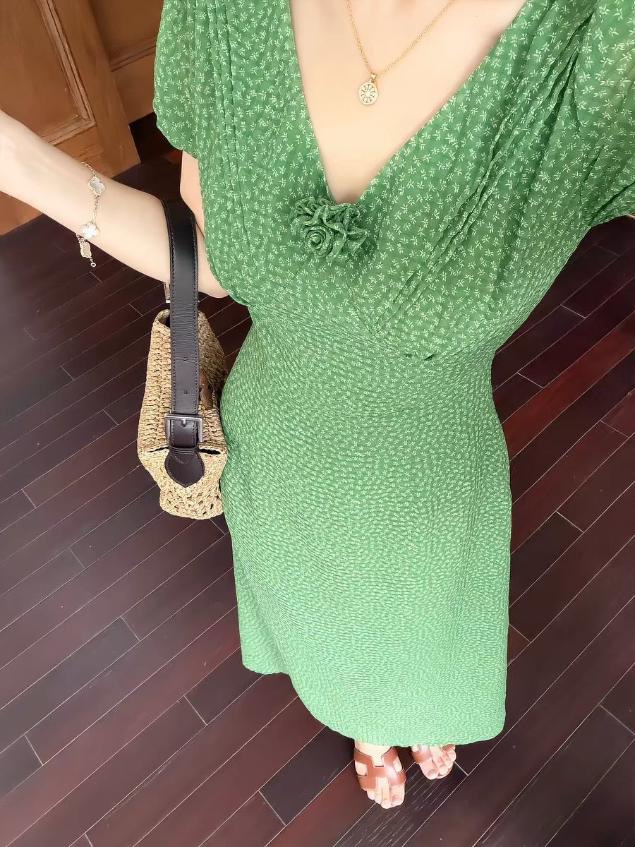 Lei Yingjun's French Green Grape Retro Floral Dress for Women, Summer V-neck Slimming Dress, Gentle Style Tea Break Long Dress