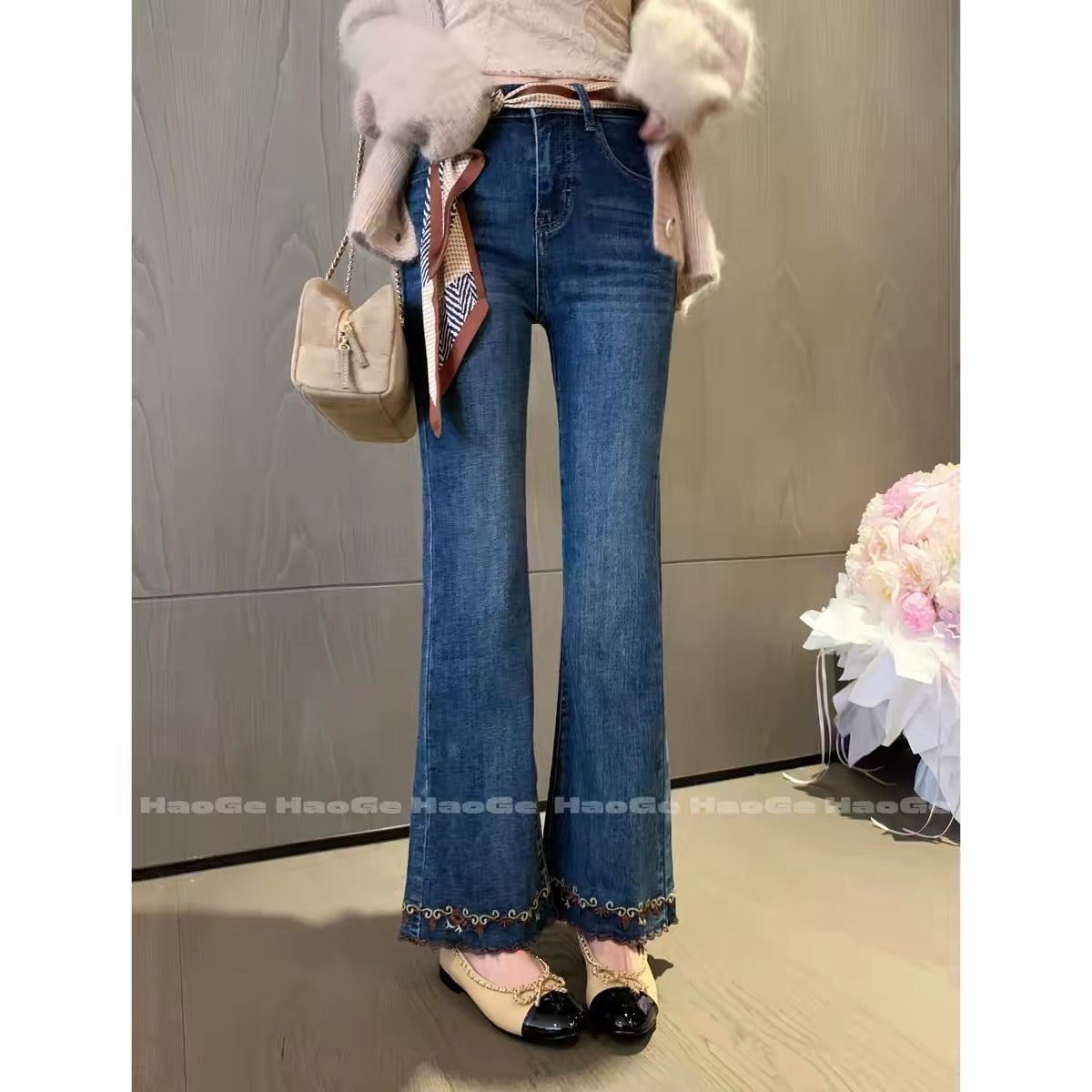 Hao Ge Jeans – Autumn 2026 Straight-Leg Style: Featuring a chic, stylish design with gold-thread floral detailing; a relaxed, laid-back, and effortless aesthetic.