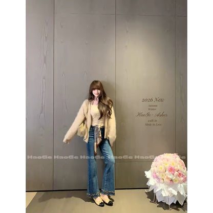 Hao Ge Jeans – Autumn 2026 Straight-Leg Style: Featuring a chic, stylish design with gold-thread floral detailing; a relaxed, laid-back, and effortless aesthetic.