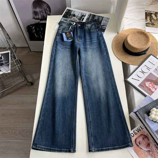 Effortlessly flattering! Incredibly flattering flared jeans with a four-way stretch leg, slimming and elongating, perfect for spring and autumn.