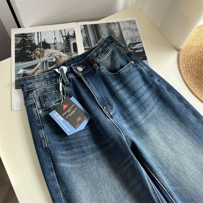 Effortlessly flattering! Incredibly flattering flared jeans with a four-way stretch leg, slimming and elongating, perfect for spring and autumn.