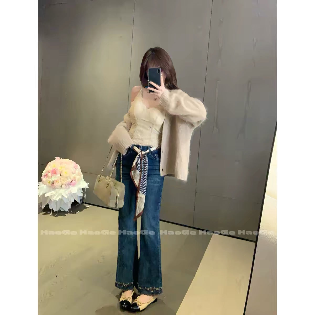 Hao Ge Jeans – Autumn 2026 Straight-Leg Style: Featuring a chic, stylish design with gold-thread floral detailing; a relaxed, laid-back, and effortless aesthetic.