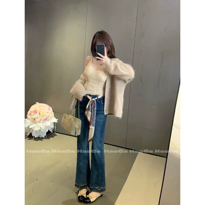 Hao Ge Jeans – Autumn 2026 Straight-Leg Style: Featuring a chic, stylish design with gold-thread floral detailing; a relaxed, laid-back, and effortless aesthetic.