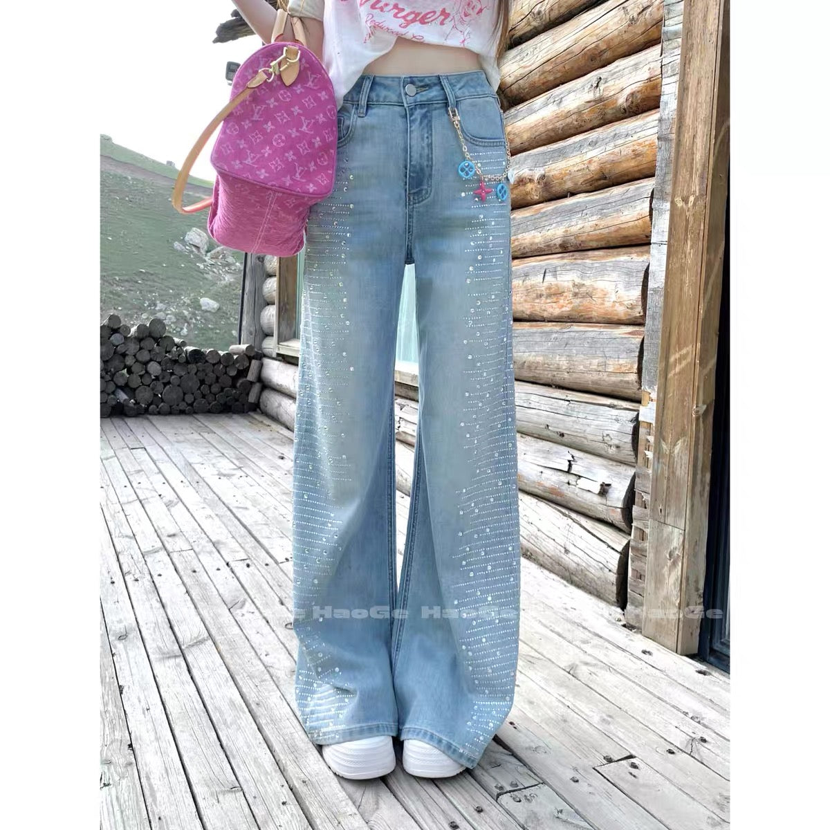 Hao Ge Jeans – Relaxed, laid-back style; loose, straight-leg cut that flatters the figure; versatile for commuting; featuring rhinestone embellishments (Autumn 2026).