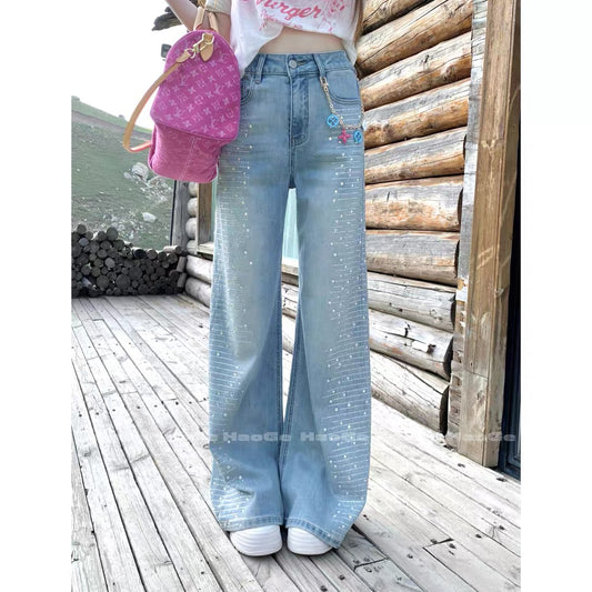 Hao Ge Jeans – Relaxed, laid-back style; loose, straight-leg cut that flatters the figure; versatile for commuting; featuring rhinestone embellishments (Autumn 2026).