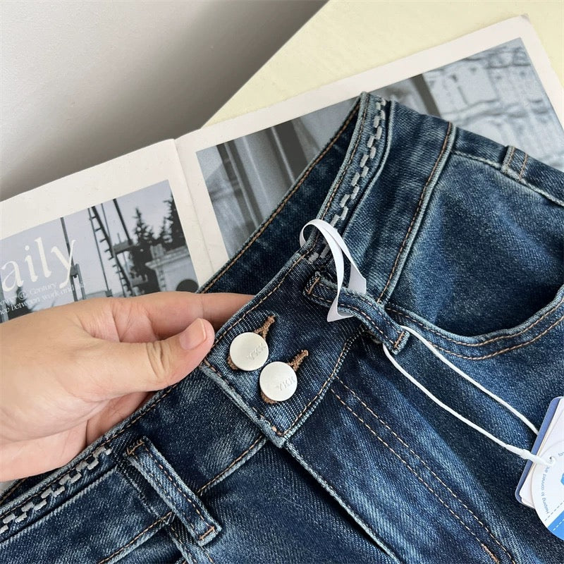 Retro and stylish, these high-waisted, slimming, four-way stretch straight-leg flared jeans are incredibly flattering and make your legs look longer! Perfect for autumn.