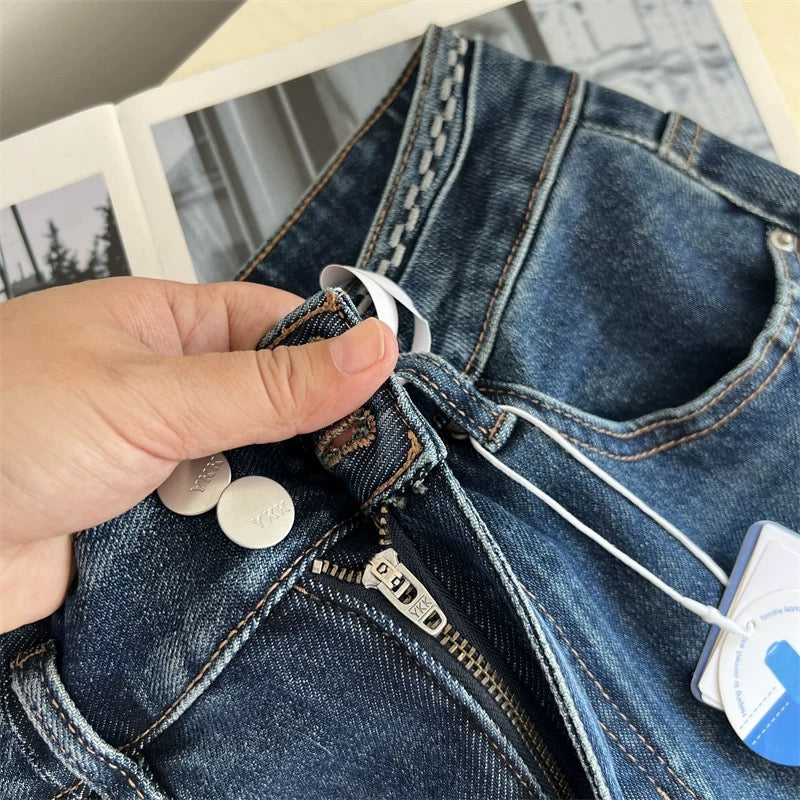 Retro and stylish, these high-waisted, slimming, four-way stretch straight-leg flared jeans are incredibly flattering and make your legs look longer! Perfect for autumn.