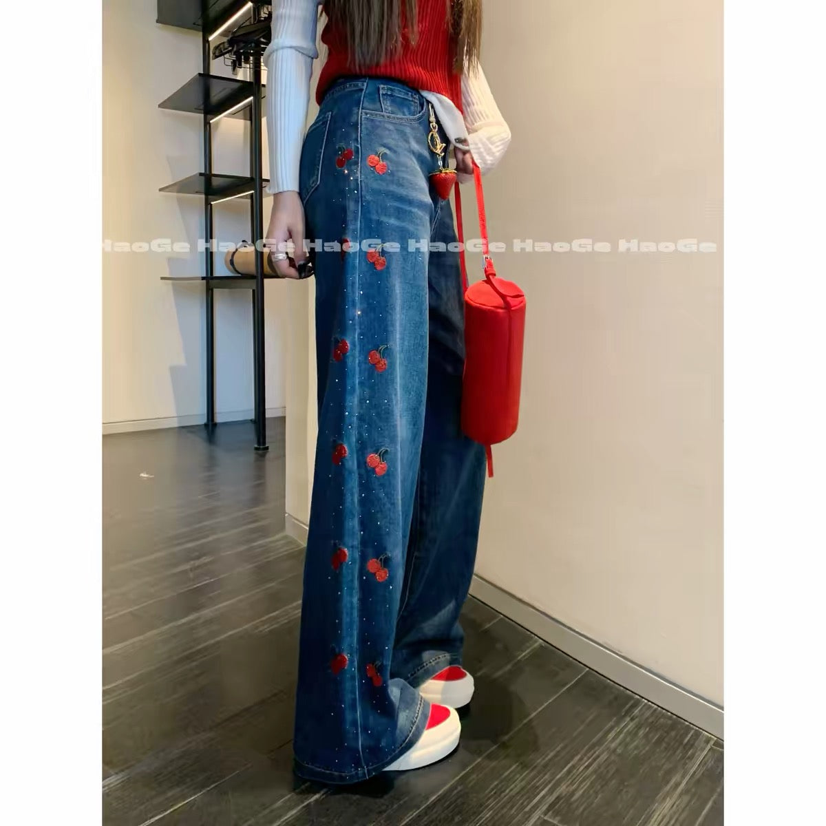 Hao Ge’s Top Picks: Cherry-Embellished Jeans (Pre-order) – Stylish, casual, minimalist, and slimming; perfect for daily wear and commuting.