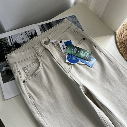 Slimming and elongating leg-lengthening beige high-waisted flared jeans for women, flattering and stretchy, perfect for spring and summer.