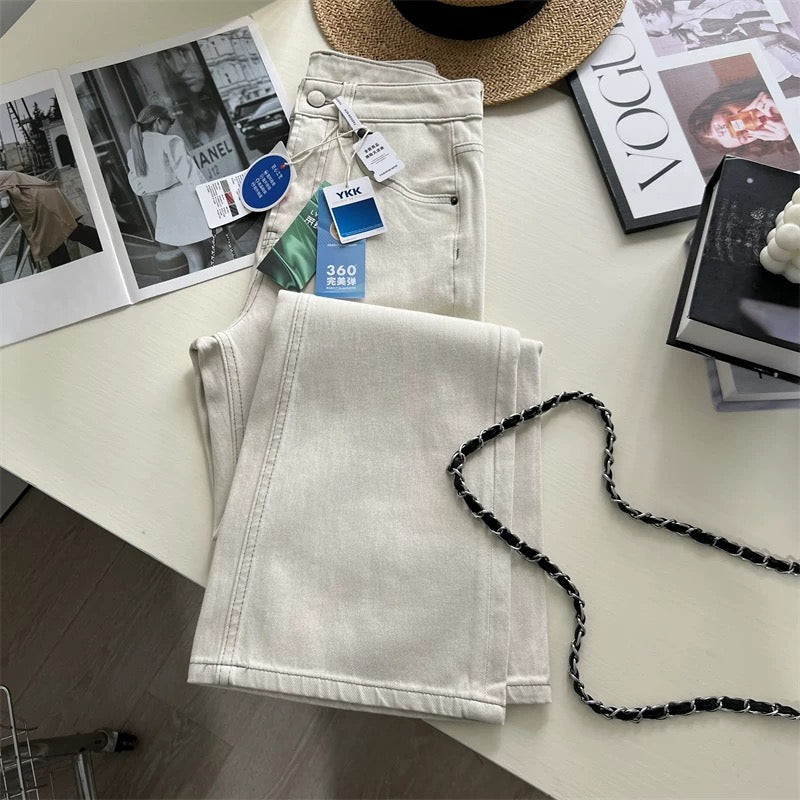 Slimming and elongating leg-lengthening beige high-waisted flared jeans for women, flattering and stretchy, perfect for spring and summer.