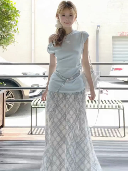 Blue fitted off-shoulder short-sleeved t-shirt and high-waisted plaid skirt complete a Korean-style outfit.