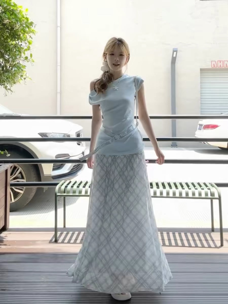 Blue fitted off-shoulder short-sleeved t-shirt and high-waisted plaid skirt complete a Korean-style outfit.