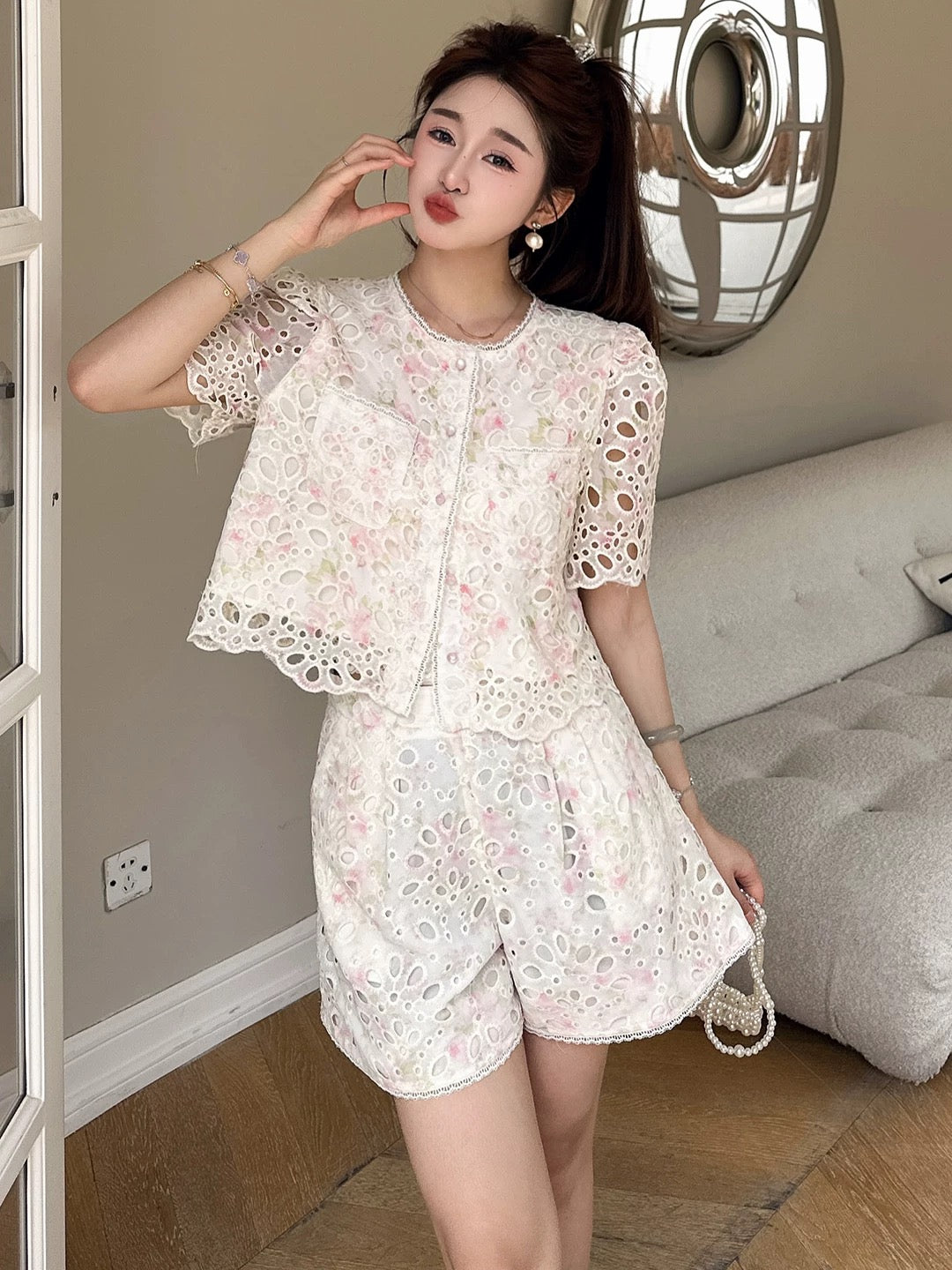 European popular style small fragrant shorts suit skirt women's summer French hollow lace petite wide-leg pants two-piece set