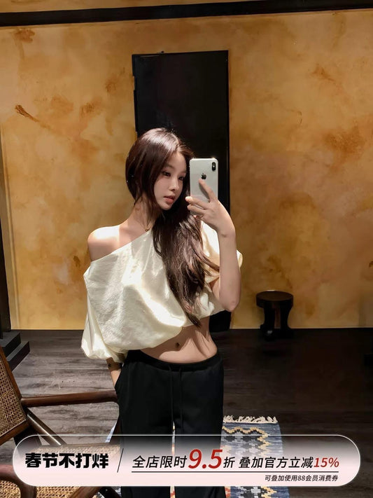 [OYFF Fanfan is here! Nice Weekend] Korean style relaxed pearlescent satin off-shoulder loose cropped T-shirt