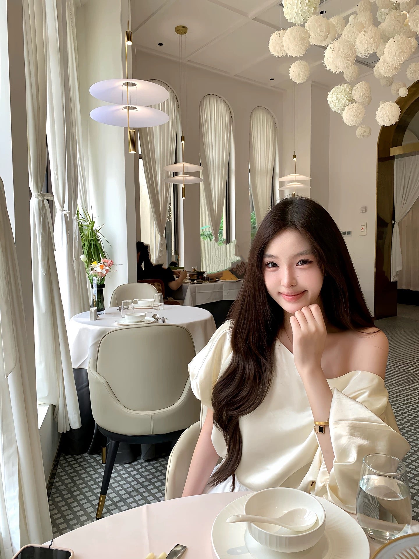 [OYFF Fanfan is here! Nice Weekend] Korean style relaxed pearlescent satin off-shoulder loose cropped T-shirt