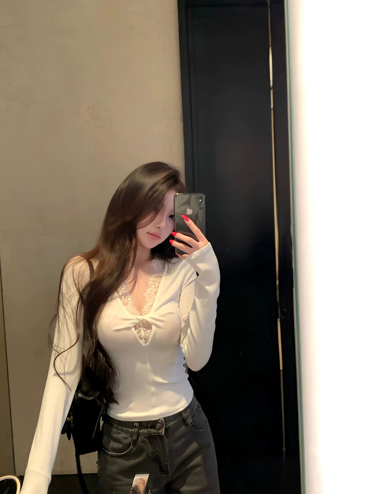 OYFF Fanfan is here! [Floral Coconut Crisp] Pure and alluring V-neck lace-trimmed knitted base layer top with a stylish design.