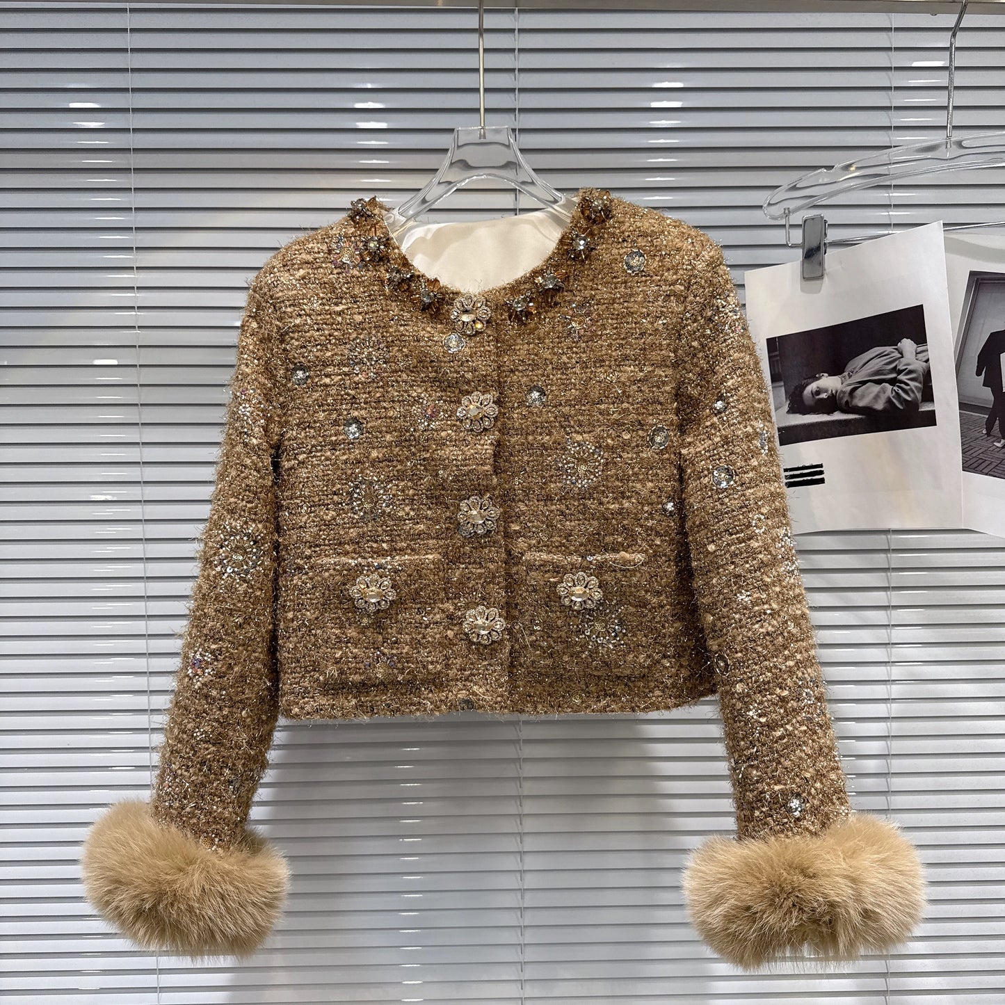Popular online style, 2025 winter new high-end light luxury beaded tweed fox fur cuff down short jacket for women.
