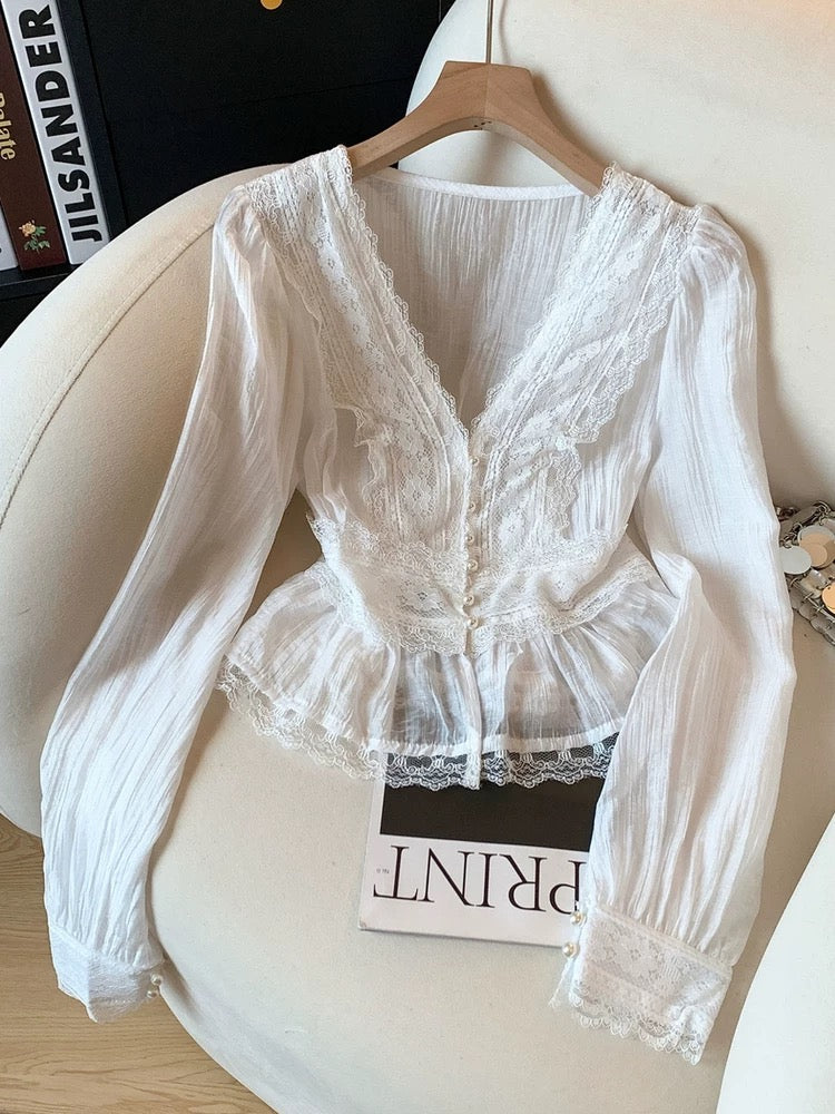 Jade Closet flagship store recommendation: A chic and sweet V-neck long-sleeved lace chiffon blouse by Medela.