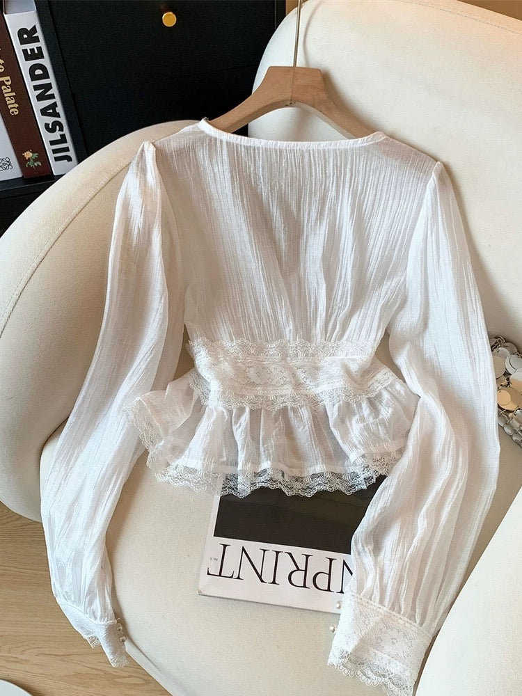 Jade Closet flagship store recommendation: A chic and sweet V-neck long-sleeved lace chiffon blouse by Medela.
