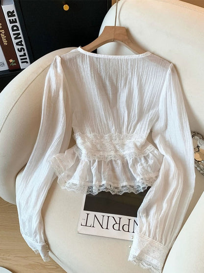 Jade Closet flagship store recommendation: A chic and sweet V-neck long-sleeved lace chiffon blouse by Medela.