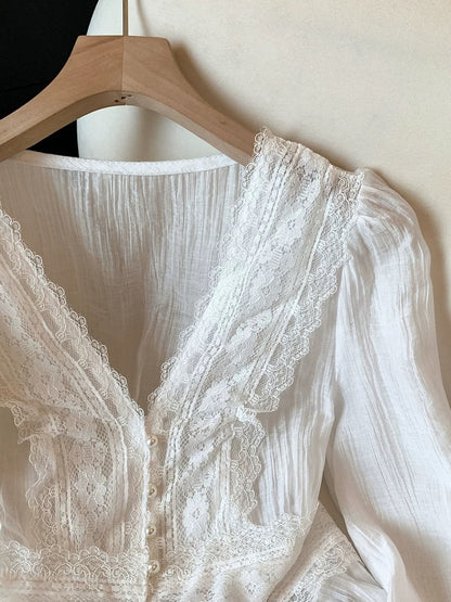Jade Closet flagship store recommendation: A chic and sweet V-neck long-sleeved lace chiffon blouse by Medela.