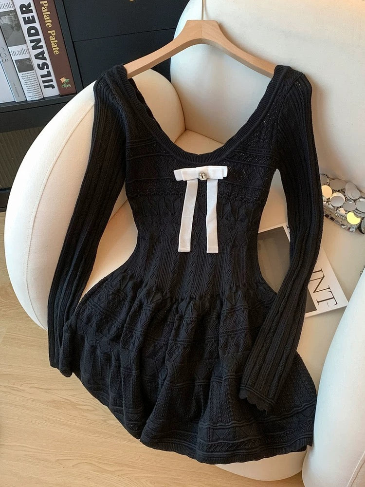 Jade Closet flagship store recommendation: A long-sleeved knit dress with a French sweet and gentle style and a hollowed-out design.