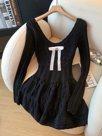 Jade Closet flagship store recommendation: A long-sleeved knit dress with a French sweet and gentle style and a hollowed-out design.