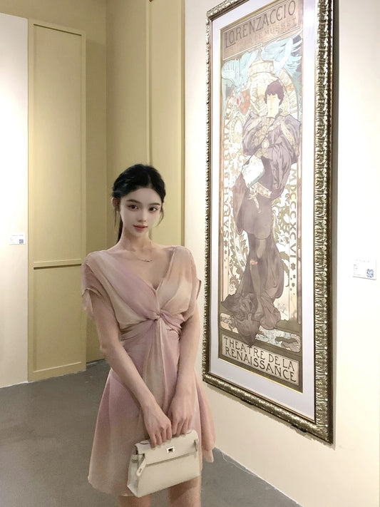 Hotdog is hot! [Rainbow Feather Dress] Gentle and elegant design, fitted waist, deep V-neck tie-dye dress.