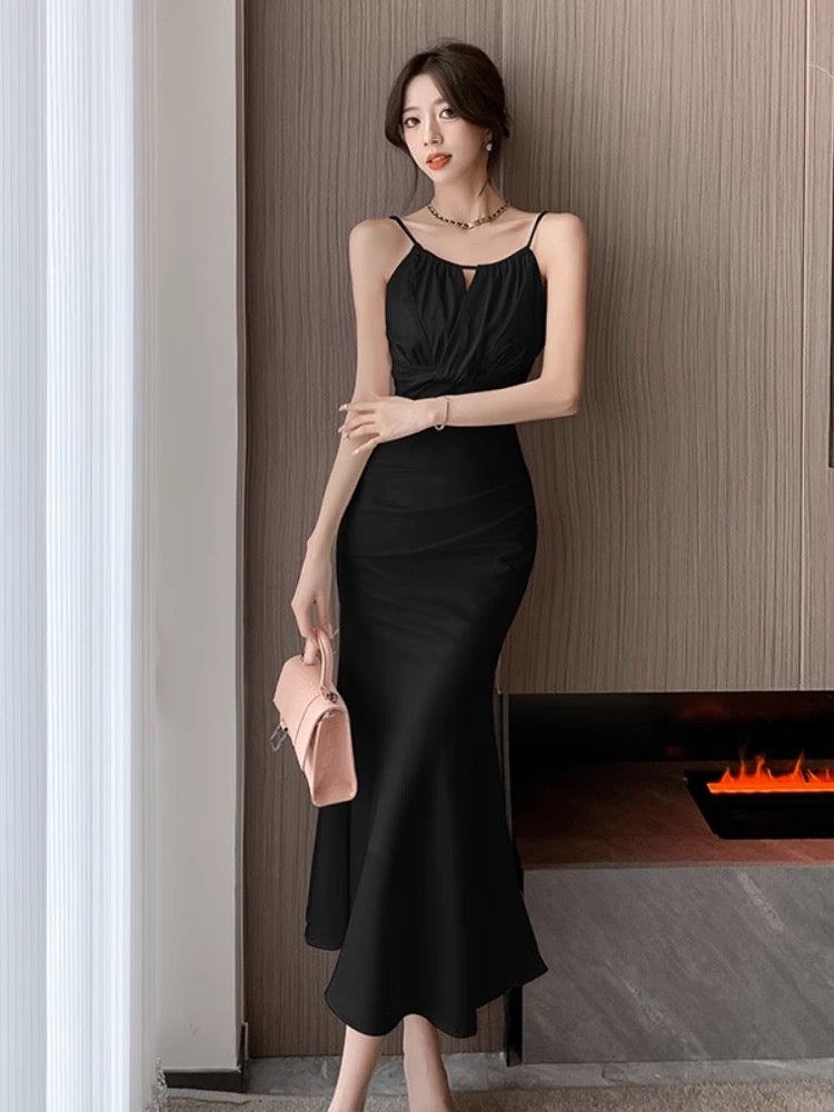 White fishtail hip-wrapped halter neck suspender dress for women in summer with waist-tightening temperament, super fairy lady, high-end long skirt