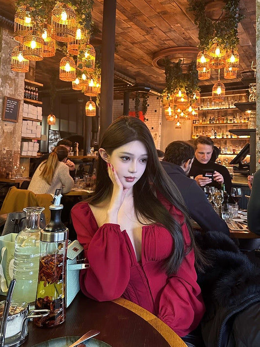 Chill, a French-style short chiffon red heavy-duty herringbone shirt, made by Du Jia, is flattering and makes you look fairer.