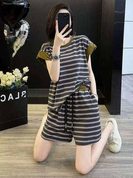 Striped short-sleeved sports suit for women in summer 2025, casual loose shorts, two-piece suit, fashionable and stylish, age-reducing and slimming
