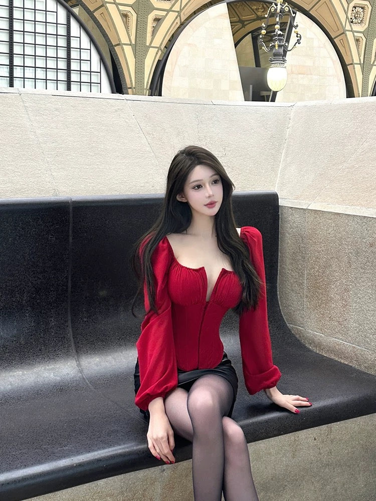 Chill, a French-style short chiffon red heavy-duty herringbone shirt, made by Du Jia, is flattering and makes you look fairer.