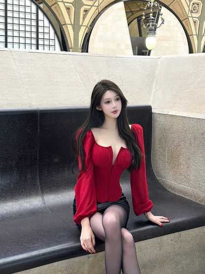 Chill, a French-style short chiffon red heavy-duty herringbone shirt, made by Du Jia, is flattering and makes you look fairer.